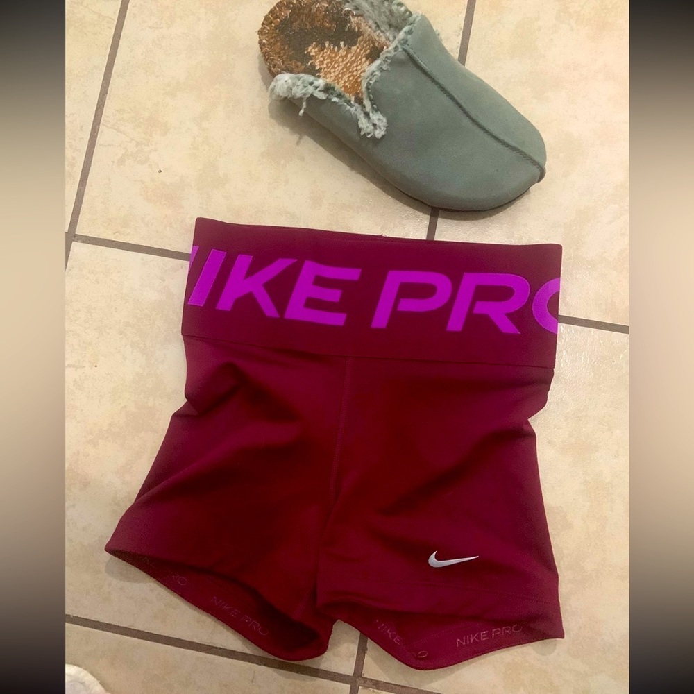 NIKE Pro Womens Compression Shorts red orchid athletic S Nwot 40$ workout casual